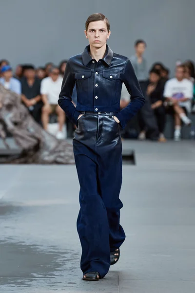Look 18